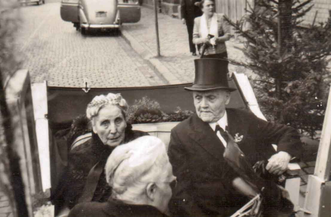 Urgroßeltern (Katharina und Johann) der Autorin bei ihrer eisernen Hochzeit (65 Jahre) in Kutsche