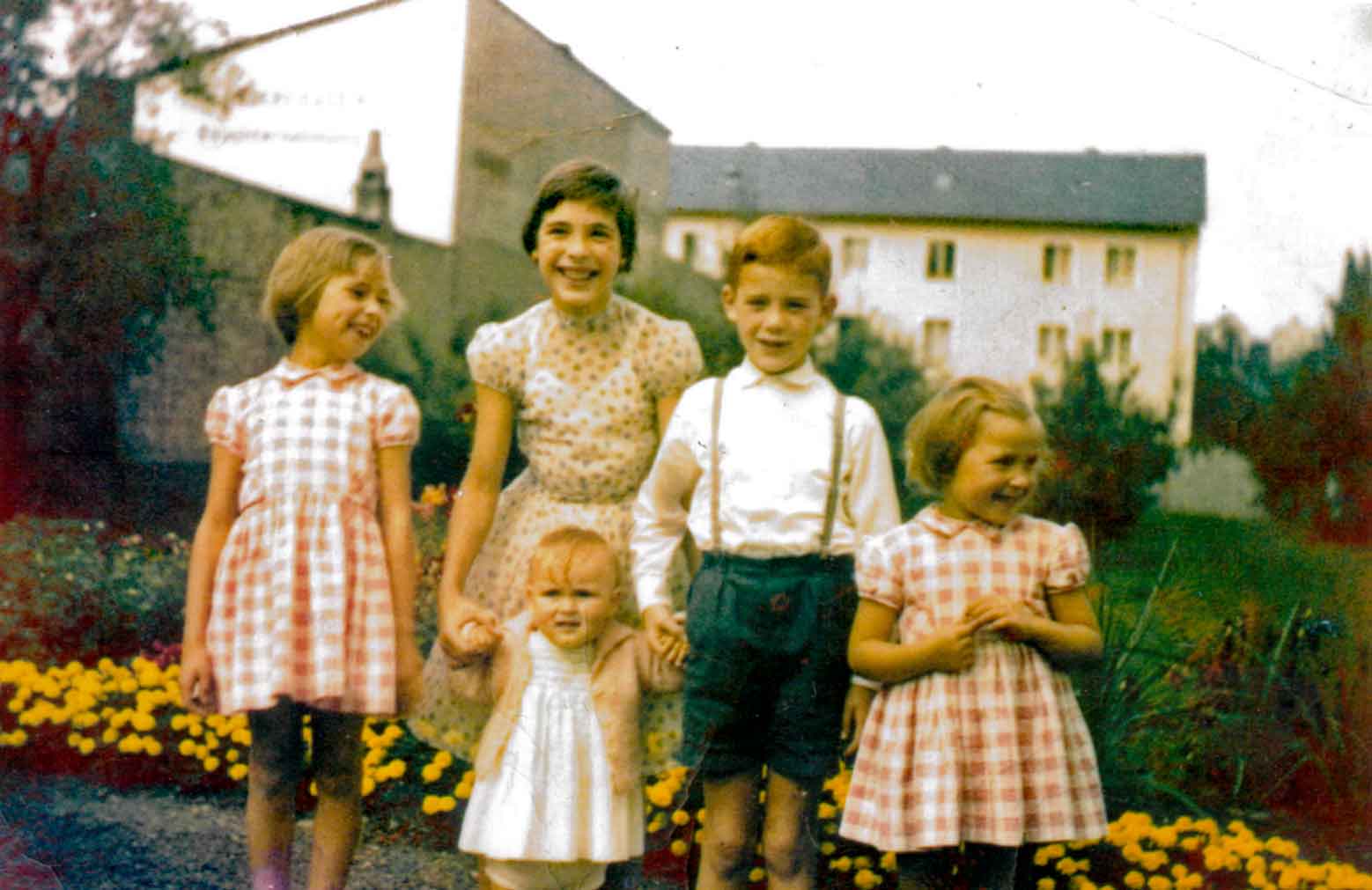 Die Autorin (links) mit Schwestern Claudia und Martina (klein), ihre Cousine (Christine) und Cousin (Gérard) (groß)