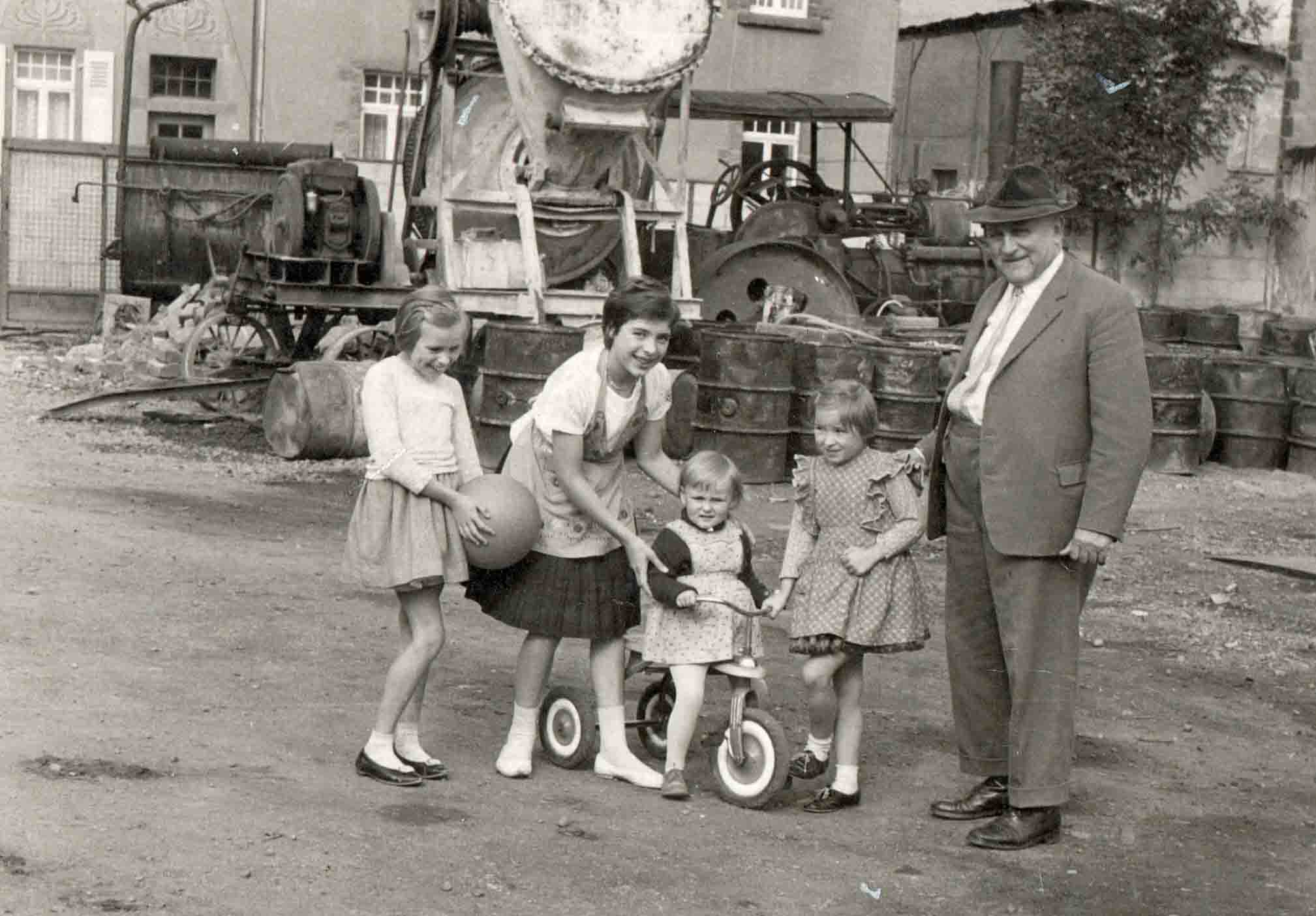 Die Autorin mit ihren Schwestern, ihrer Cousine und ihrem Großvater (Toni Diederich)