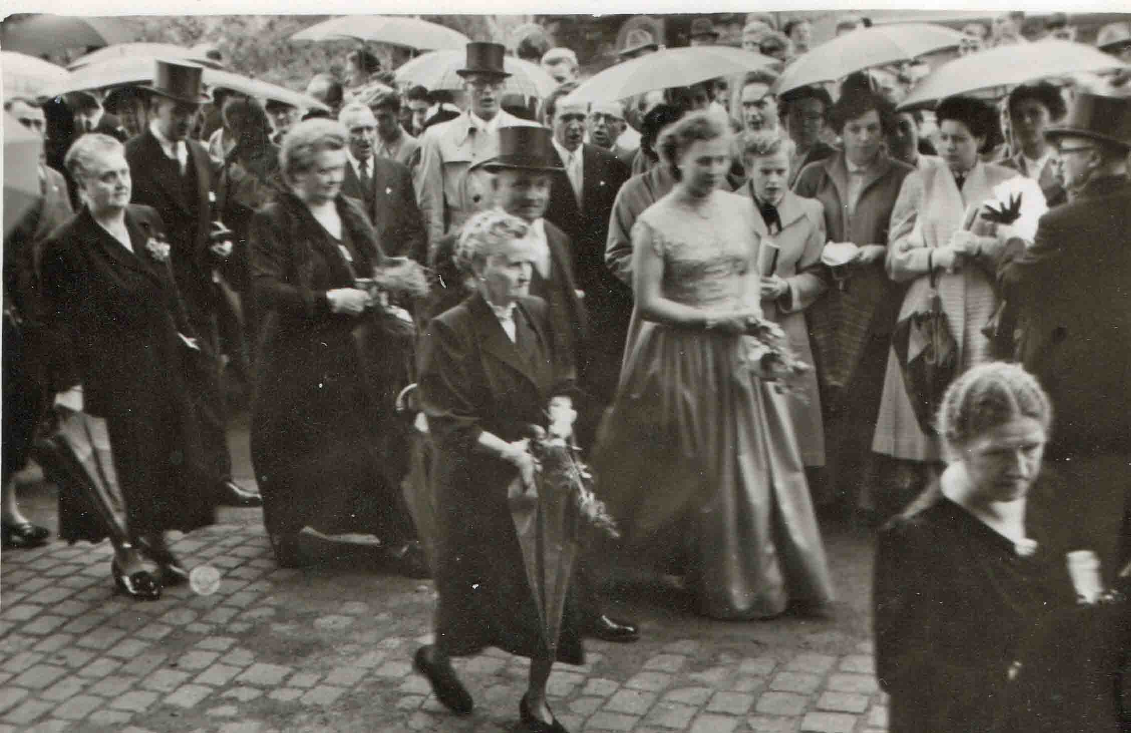 Eiserne Hochzeit der Urgroßeltern, in der Mitte im hellen Kleid, meine Mutter, Elfride Diederich,
            neben ihr meine Oma Hanna, dahinter mein Opa Toni
