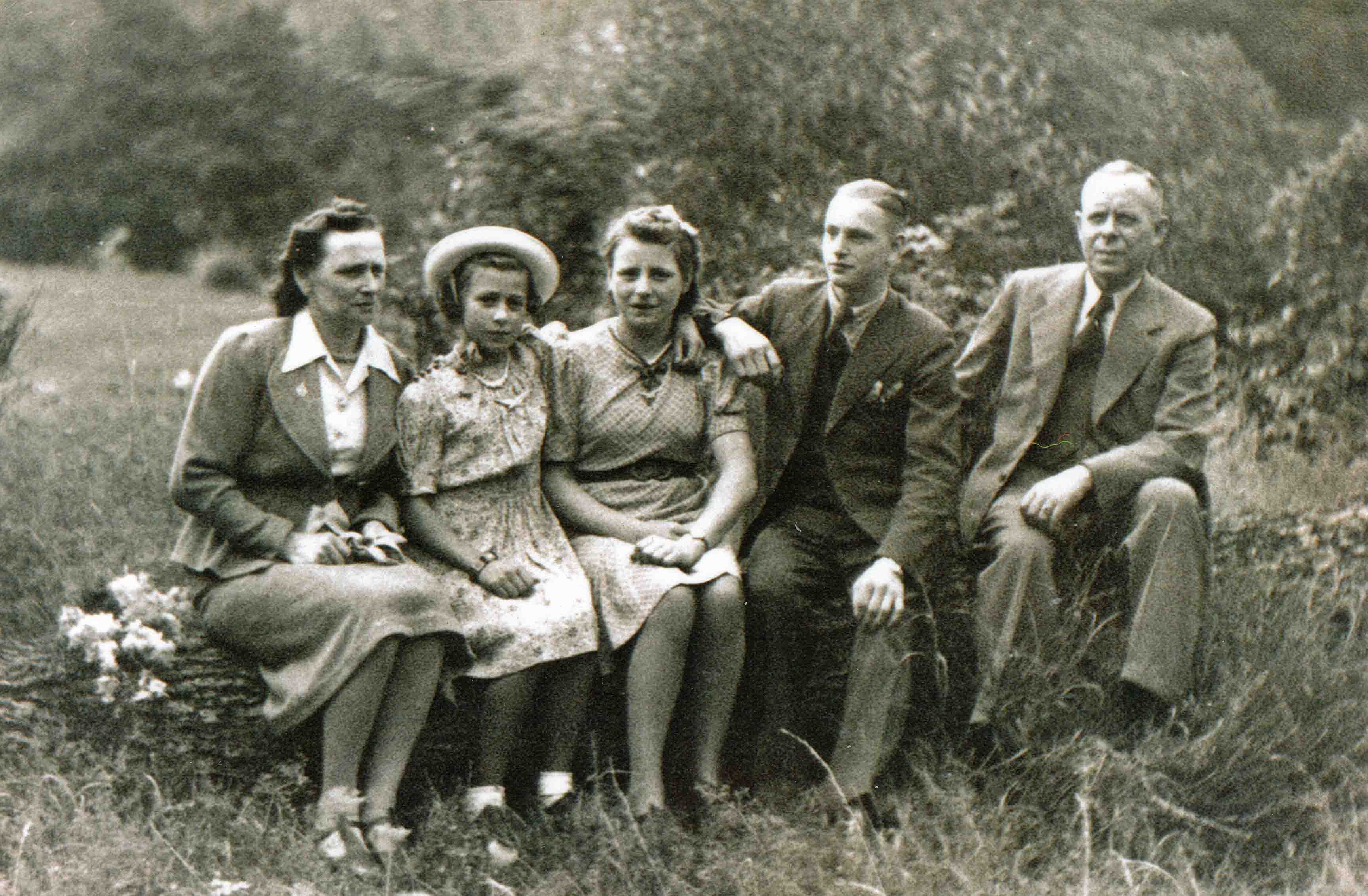 von Links nach Rechte: Großmutter der Autorin Magarete Greif, Mutter der Autorin Elfrine Diederich, Tante der Autorin Margarette Greif, Onkel der Autorin Kurt Greif, und Großvater der Autorin Josef Greif